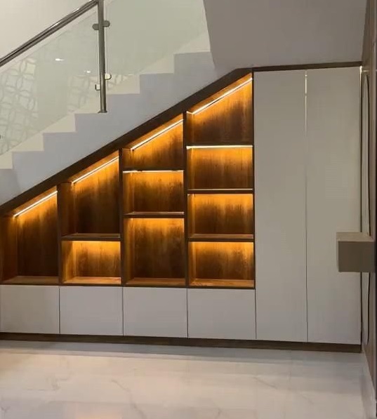 trang tri tu gam cau thang